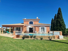 Herrliche Ferienvilla mit privaten Pool, Garten und Kinderspielplatz